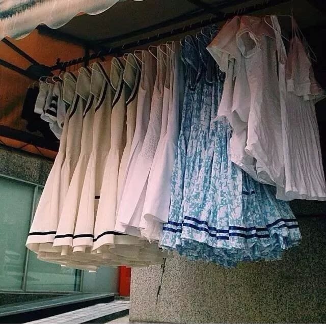 Kostum 'NoNoNo' A-Pink di tempat laundry. (Foto: Dok. theqoo.net)