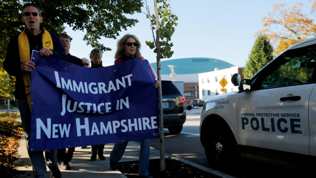 Aksi menolak deportasi imigran WNI (Foto: REUTERS/Brian Snyder)
