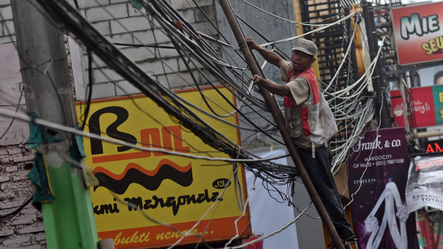 Instalasi kabel listrik dan telekomunikasi (Foto: ANTARA FOTO/Indrianto Eko Suwarso)
