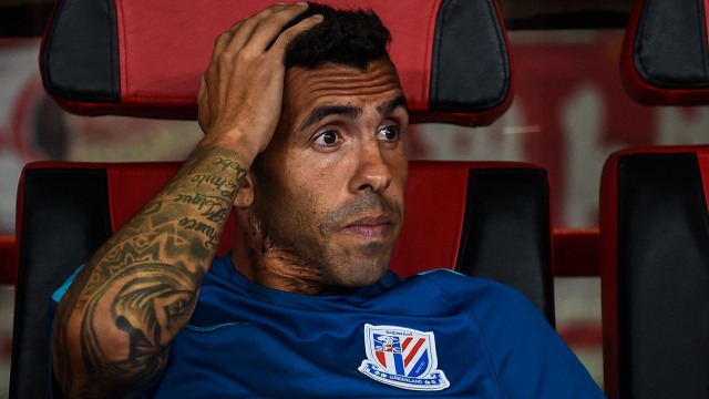 Tevez di bangku cadangan Shanghai Shenhua. (Foto: CHANDAN KHANNA / AFP)