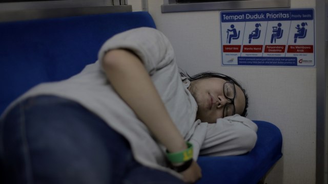 Penyalahgunaan bangku prioritas Commuter Line (Foto: Fitra Andrianto/kumparan)