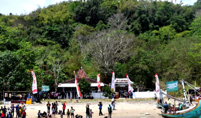 MAKAM GANDRUNG DI TANJUNG SEMBULUNGAN BANYUWANGI.
