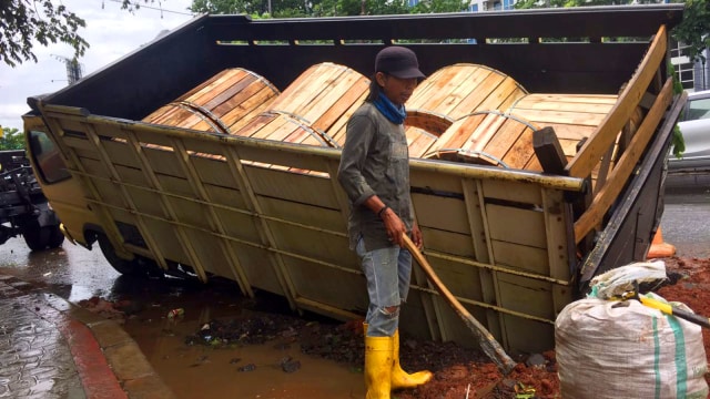 Truk terperosok lubang di Pulogadung (Foto: Andreas RIcky Febrian/kumparan)