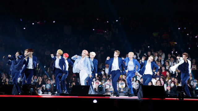Seventeen di panggung tribute di MAMA 2017 (Foto: Twitter @MnetMAMA)