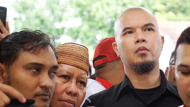 Ahmad Dhani ketika memenuhi panggilan Kepolisian (Foto: Puti Cinintya Arie Safitri/kumparan)