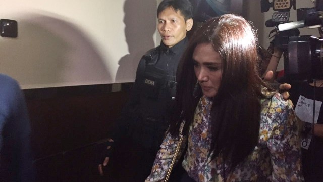 Mulan Jameela jenguk Ahmad Dhani di Polres Jaksel (Foto: Soejono Saragih/kumparan)
