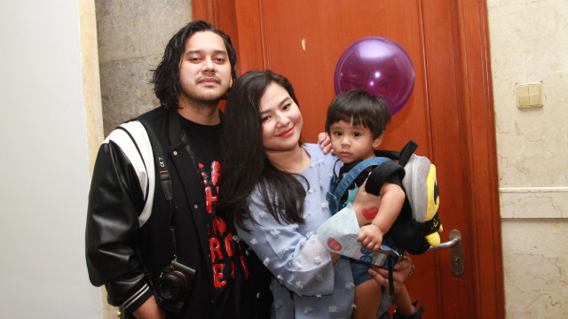 Eriska Rein bersama suami dan anaknya (Foto: Munady Widjaja)