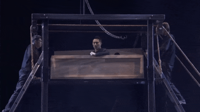 Aksi Sulap Escapologist Demian (Foto: Youtube/America's Got Talent)