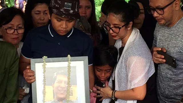 Novita Angie di pemakaman sang ayah. (Foto: Andre Josua/kumparan)