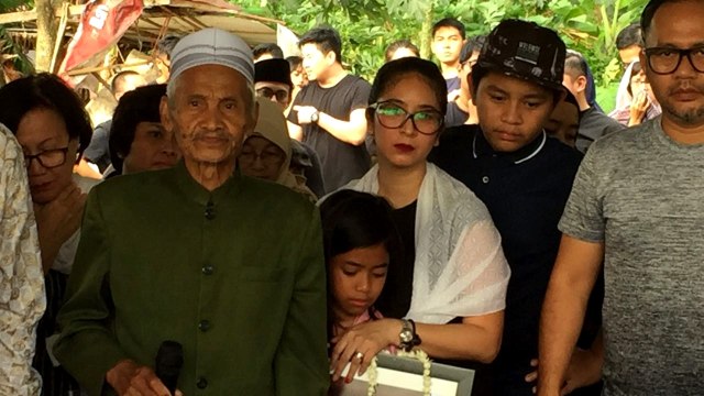 Novita Angie di pemakaman sang ayah. (Foto: Andre Josua/kumparan)