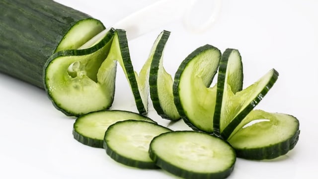 Irisan mentimun baik untuk mencegah penuaan dini. (Foto: Pexels)