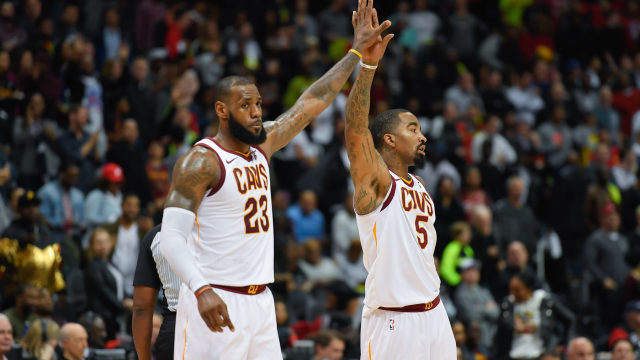 James (kiri) dan JR Smith merayakan kemenangan. (Foto: Dale Zanine-USA TODAY Sports)