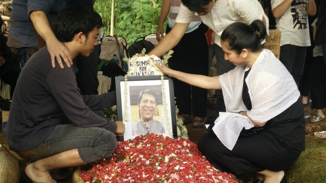 Novita Angie di makam sang ayah (Foto: Andre Josua/kumparan)
