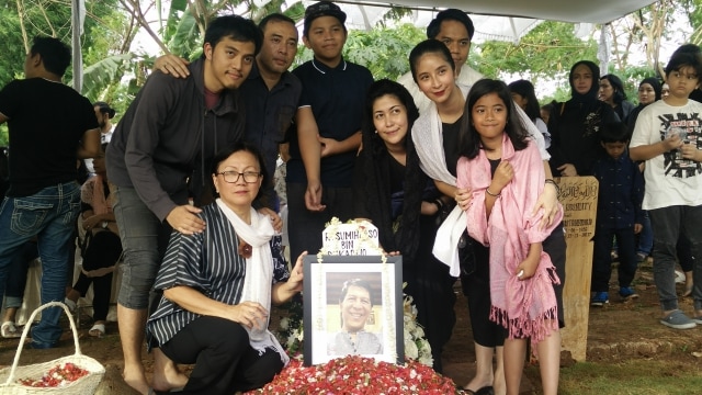 Novita Angie dan keluarga di makam sang ayah (Foto: Andre Josua/kumparan)