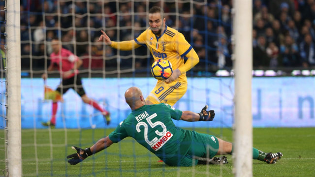 Salah satu aksi Higuain pada laga vs Napoli. (Foto: Tony Gentile/Reuters)