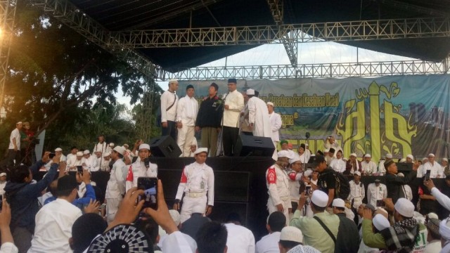 Anies berpidato di panggung aksi reuni 212 (Foto: Adhim Mugni/kumparan)