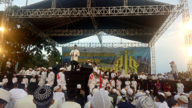Anies berpidato di panggung aksi reuni 212 (Foto: Adhim Mugni/kumparan)