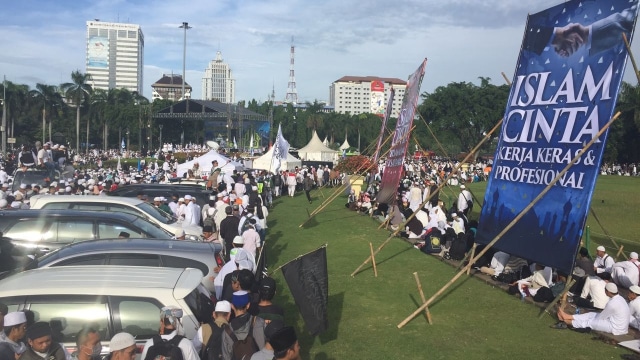 Peserta aksi saling mengingatkan tak injak rumput (Foto: Rizki Mubarok/kumparan)