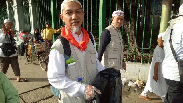 Ika dan anaknya bersihkan sampah aksi reuni 212 (Foto: Kevin Kurnianto/kumparan)
