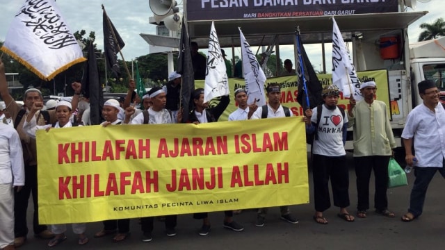 Spanduk khilafah yang dibawa massa aksi reuni 212 (Foto: Fachrul Irwinsyah/kumparah)