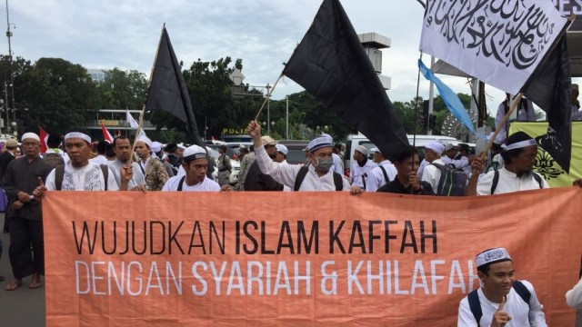 Spanduk khilafah di aksi reuni 212 di Monas (Foto: Fachrul Irwinsyah/kumparan)