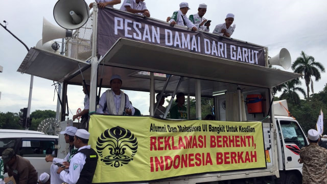 Spanduk berlogo UI di mobil komando aksi reuni 212 (Foto: Fachrul Irwinsyah/kumparan)