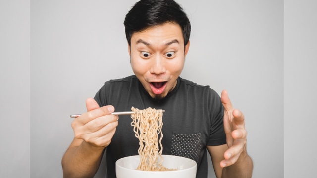Kebiasaan makan terlalu cepat. (Foto: Thinkstock)