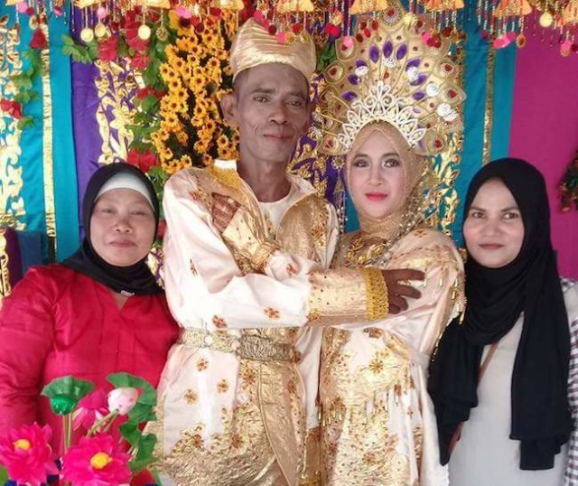 Pria Tua di Lingga Nikahi Seorang Gadis Muda