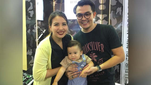 Keluarga kecil Tya Ariestya dan Irfan Ratinggang (Foto: Maria Gabrielle Putrinda/kumparan)