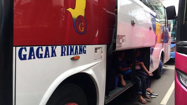 Sopir bus reuni 212 sedang istirahat (Foto: Fachrul Irwansyah/kumparan)