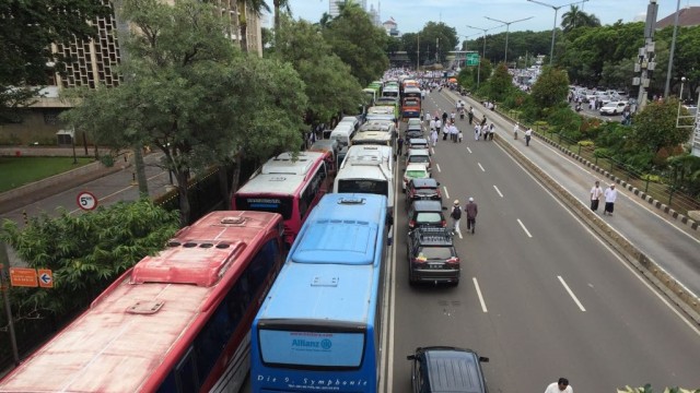 Parkiran bus di Jalan Thamrin (Foto: Fachrul Irwinsyah/kumparan)