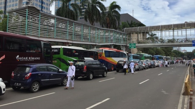 Parkiran bus di Jalan Thamrin (Foto: Fachrul Irwinsyah/kumparan)
