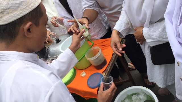 Penjual cendol di aksi 212. (Foto: Fachrul Irwinsyah/kumparan)