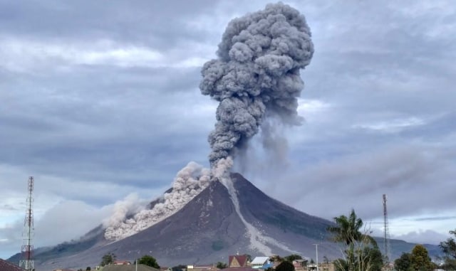 Gunung Sinabung terus meletus. (Foto: Twitter/@Sutopo_BNPB)