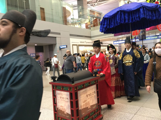 Atraksi budaya di Bandara Internasional Incheon (Foto: Dok. Aji Surya)