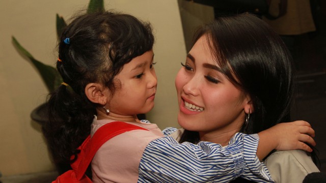 Ayu Ting Ting dan Bilqis. (Foto: Munady Widjaja)