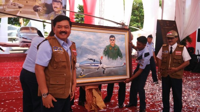 Penandatanganan prasasti Cesna Family (Foto: Pentak Lanud Adisutjipto)