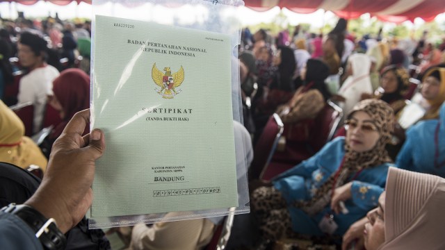 Penyerahan Sertifikat Tanah (Foto: ANTARA FOTO/M Agung Rajasa)