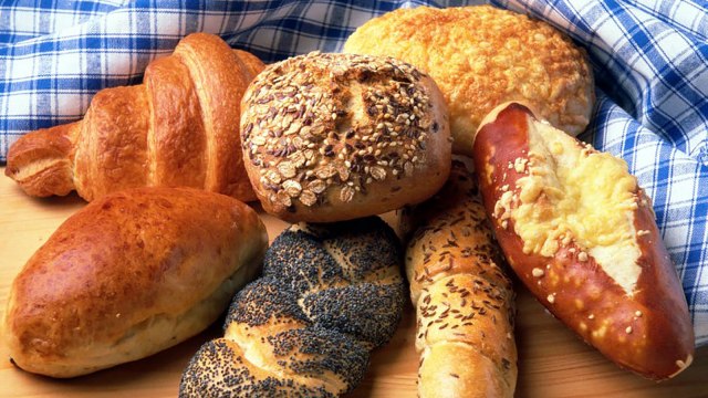 Makan Roti Gandum (Foto: Pexels )