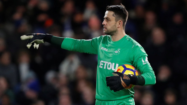 Fabianski di laga menghadapi Chelsea. (Foto: Reuters/Peter Cziborra)