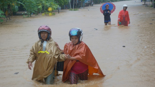 Banjir akibat Siklon di Pacitan. (Foto: Destyan Sujarwoko/Antara)