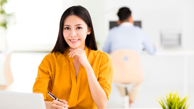 Rekan kerja cantik/tampan bikin sulit fokus  (Foto: Thinstock)