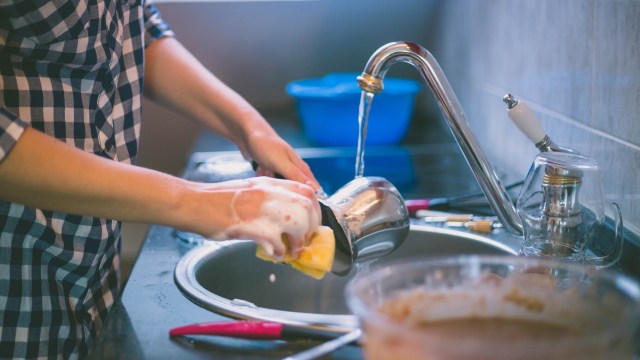 Mengaliri panci dengan air panas (Foto: Thinstock)