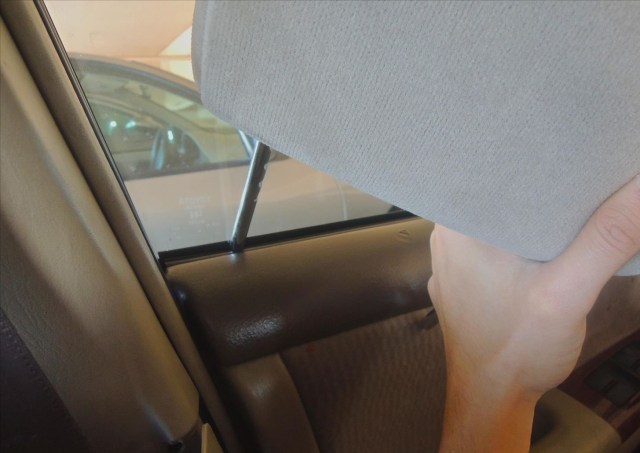 Ternyata Ini Lho Fungsi Lain dari Headrest Mobil Kamu (2)