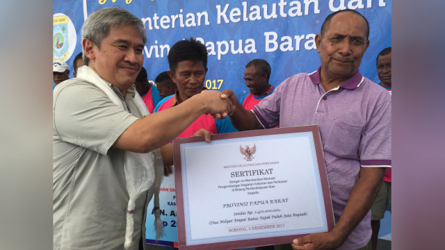 KKP beri bantuan kepada nelayan di Sorong (Foto:  Selfy Sandra Momongan/kumparan)