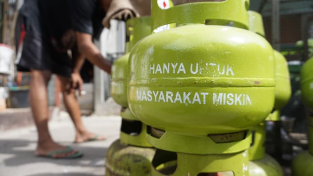 Kelangkaan Gas LPG 3kg di Cipinang Muara. (Foto: Iqbal Firdaus/kumparan)