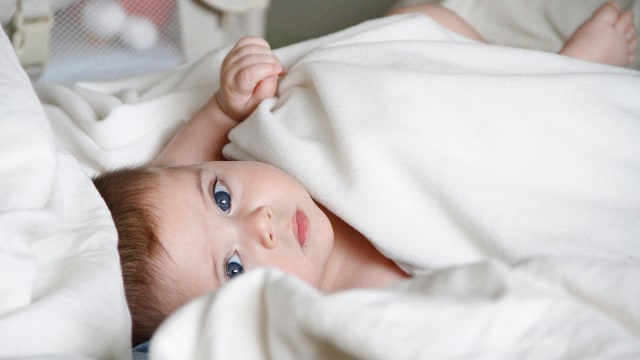 Ilustrasi Bayi Terjaga Saat Menyusui  (Foto: Unsplash )