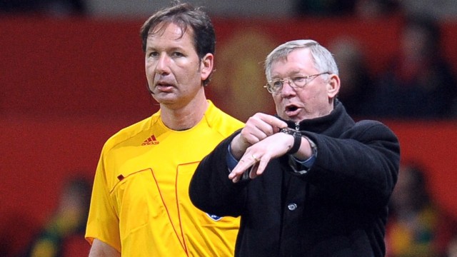 Adegan Ferguson menunjuk-nunjuk jam itu. (Foto: Andrew Yates/AFP)