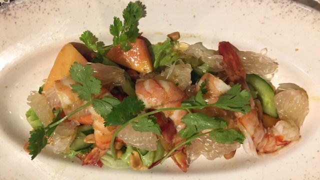 Rujak udang jeruk Bali. (Foto: Kartika Pamujiningtyas/kumparan)
