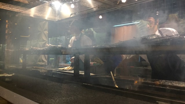 Proses memasak menggunakan sabut kelapa. (Foto: Kartika Pamujiningtyas/kumparan)